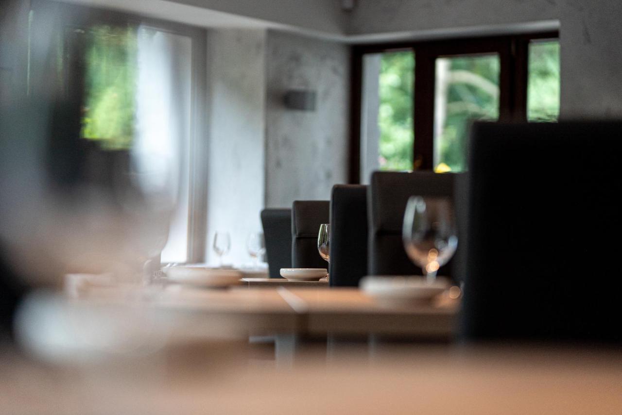 Penzion A Restaurace Bily Mlyn Liberec Buitenkant foto