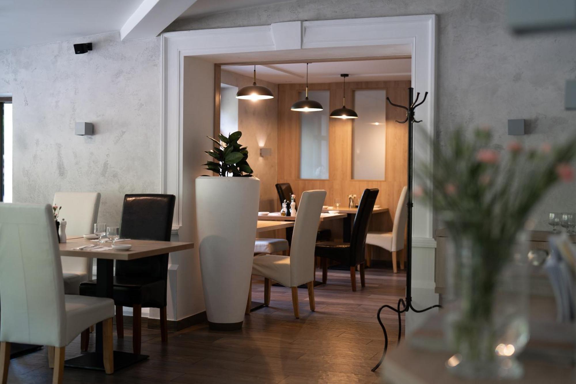 Penzion A Restaurace Bily Mlyn Liberec Buitenkant foto